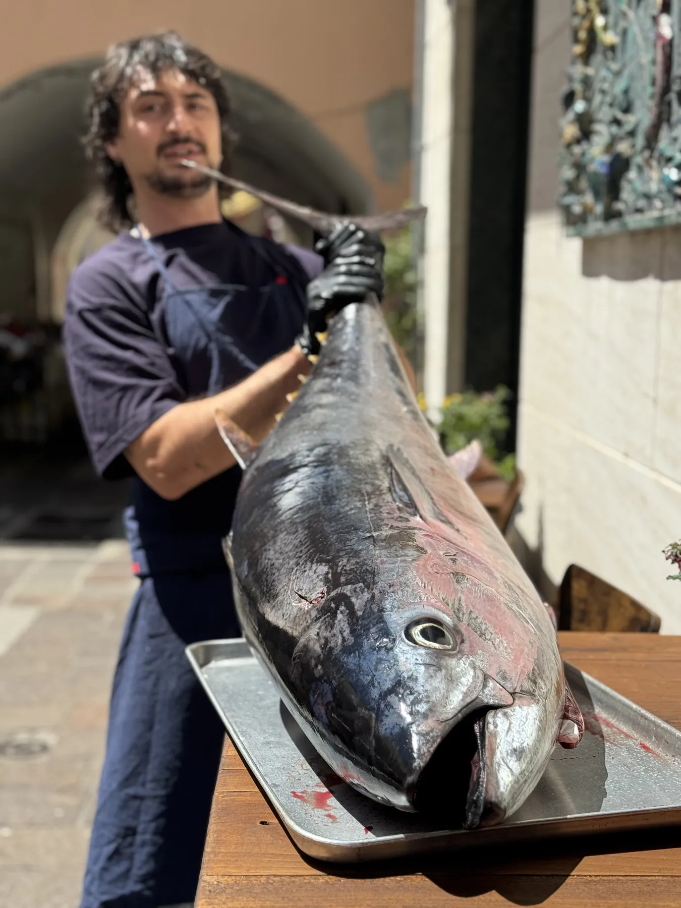 lo chef con un tonno intero nel caruggio